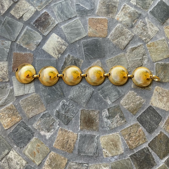 VTG Christian Dior gold tone fluted clam shell bracelet - Picture 5 of 10